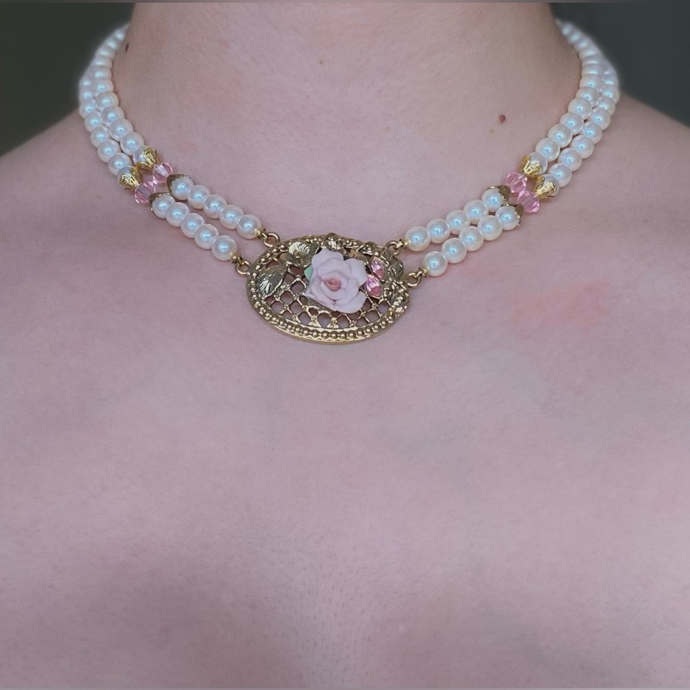 1973 rose faux pearl chocker